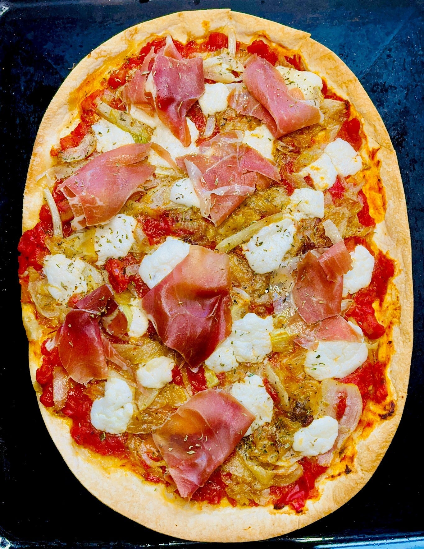 Flammkuchen-mit-Salsa-Paradiso-Tomatensauce-Fenchel-Ziegenfrischkäse-Parmaschinken