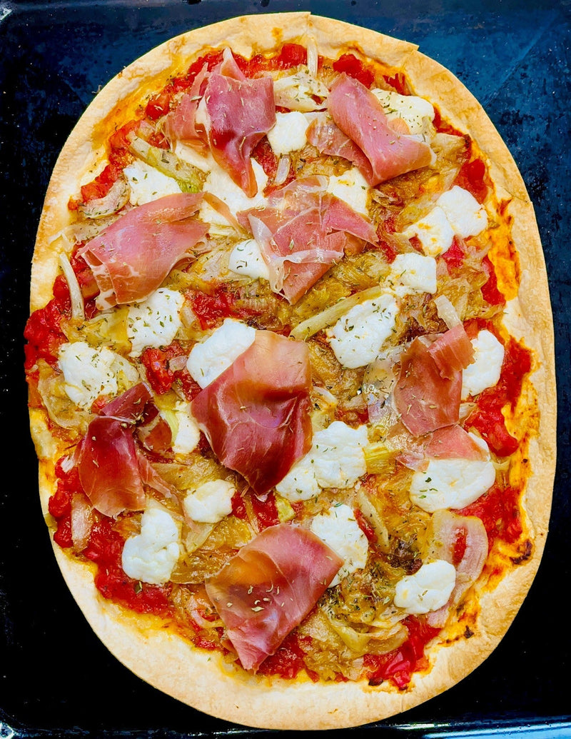 Flammkuchen-mit-Salsa-Paradiso-Tomatensauce-Fenchel-Ziegenfrischkäse-Parmaschinken