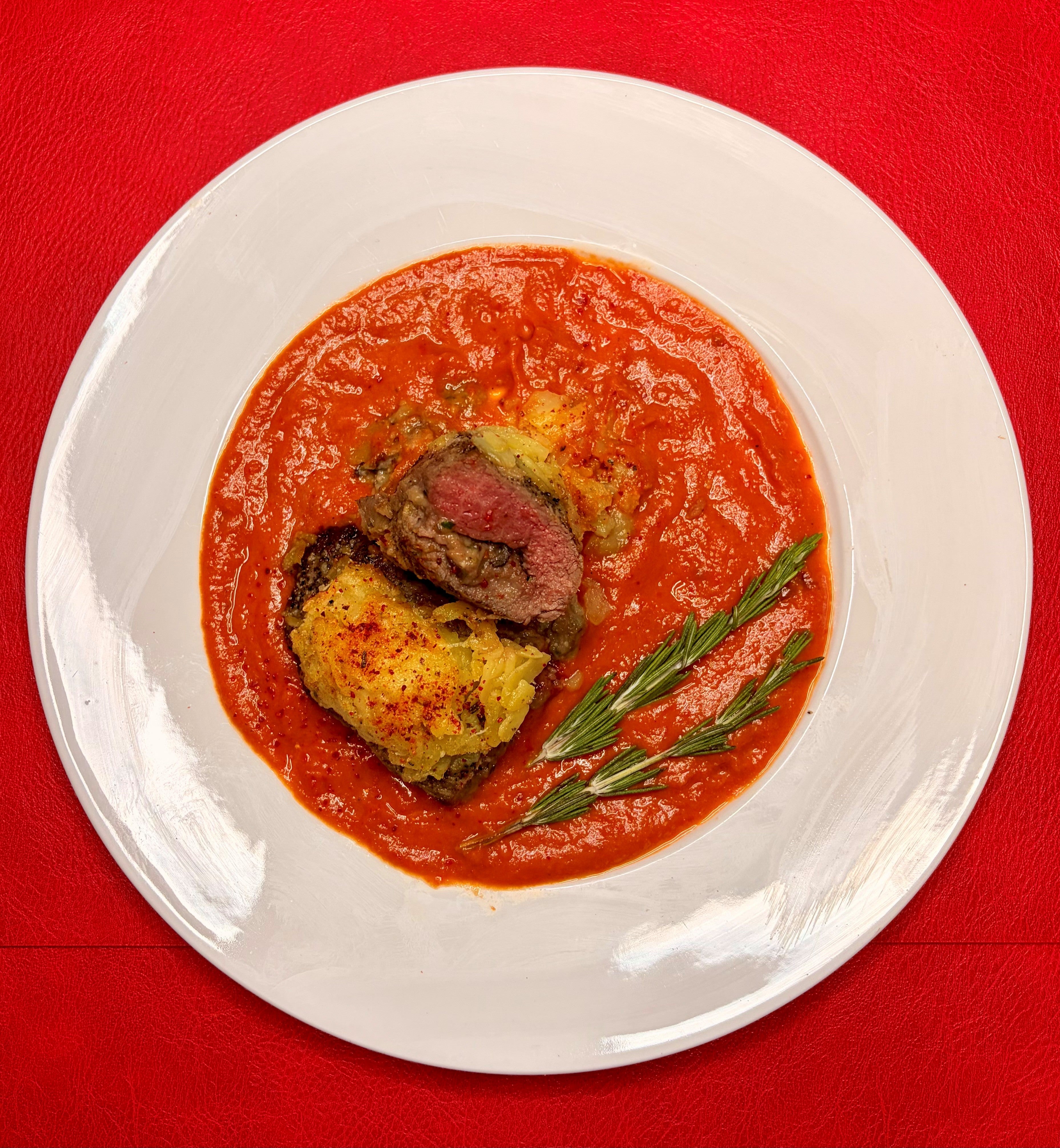 Gefuellte-Lammlachse-auf-Tomaten-Paprika-Sauce-zu-Ostern