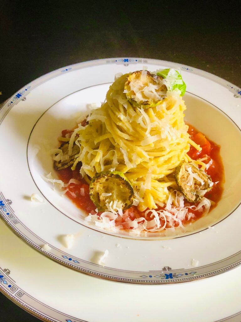 Zucchini-als-Pesto-zu-Tagliolini-hermina-tomatensauce